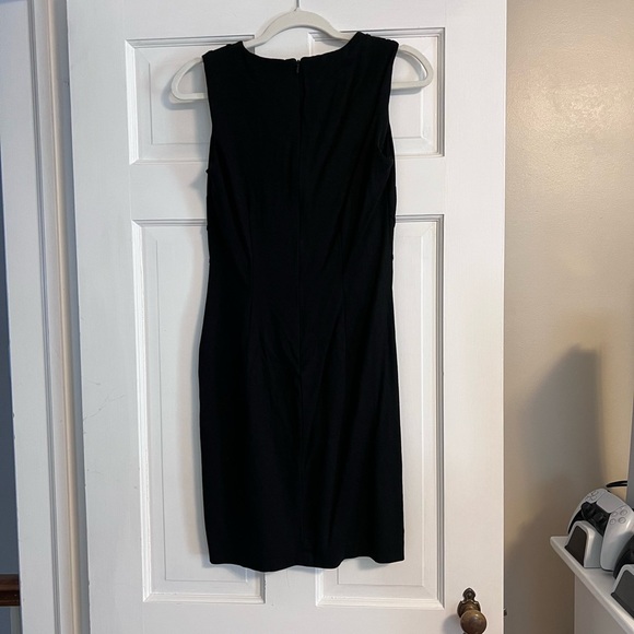 Elegant Black Sleeveless Dress - Picture 4 of 4